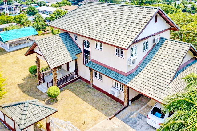 ตรงข้าม ศาลจังหวัดระยอง  Golden Golf บ้านเดี่ยวหรู 2 ชั้น 4 นอน 4 น้ำ ใกล้รร.อัสสัมชัญระยอง 1 กม. และรร.เซนต์โยเซฟระยอง เนื้อที่ 180 ตร.ว. 278 ตร.ม. 24,999 B-M.เหมาะอยู่อาศัย โฮมออฟฟิศ คลินิก คาเฟ่ หรือปรับเป็นพื้นที่ธุรกิจ ทำเลศักยภาพ ถนนสุขุมวิท ระยอง เดินทางสะดวก ใกล้ตลาดสวนมุก 1.3 กม.โรงพยาบาล และสนามกอล์ฟOpposite Rayong Province Golden Golf. Luxurious 2-story detached house with 4 bed and 4 bath near Assumption School Rayong 1 km. and St. Joseph School Rayong 1.2 km. Land size 180 sq.wa. 278 sq.m. Rental price 24,999 
