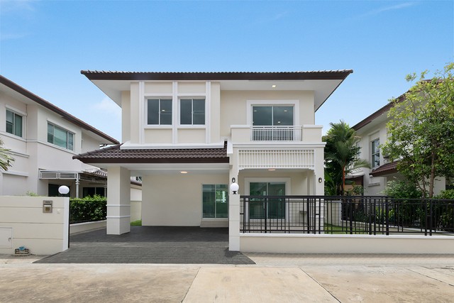  ราคาพิเศษเพียง 5.79 ล้านบาท บ้านเดี่ยว 2 ชั้น รีโนเวทใหม่ หมู่บ้าน เดอะ เซนโทร รัตนาธิเบศร์ ตั้งอยู่ติด ถนนบางกรวย-ไทรน้อย ต.บางเลน อ.บางใหญ่ จ.นนทบุรี (ใกล้กับวัดสวนแก้ว และทางแยกบางพลู)                       พื้นที่ : 57.3 ตร.ว. พื้นที่ใช้สอย : 180 ตร.ม. 3 ห้องนอน 3 ห้องน้ำ ที่จอดรถ 2 คัน บ้านเลขที่ 99/8 ซอย 2/1 จุดเด่นของบ้าน ตกแต่งใหม่ด้วยวัสดุคุณภาพทั้งหลัง โรงจอดรถมีหลังคาพร้อมใช้งาน พื้น