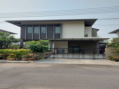 ขายด่วน! บ้านเดี่ยวคลองหลวง หมู่บ้านเลอมิวเรีย (Le Muria) 52 ตร.ว. 3 นอน 2 ที่จอด 176 ตร.ม. ติดถนนเมนกว้างมาก เดินทางสะดวก ใกล้ฟิวเจอร์พาร์ค ม.ธรรมศาสตร์ และตลาดไท.TPI-3098.ที่ตั้งและแผนที่โครงการ: หมู่บ้านเลอมิวเรีย คลองหลวง (Le Muria Khlong Luang)ที่ตั้ง: ถนนคลองหลวง ตำบลคลองสอง อำเภอคลองหลวง จังหวัดปทุมธานีแผนที่ Google Maps: https://maps.app.goo.gl/N5Gm4FmBGKZwScth7.รายละเอียดทรัพย์- ขนาดที่ดิน: 52.3 ตารางวา- พื้นที่ใช้สอย: 176 