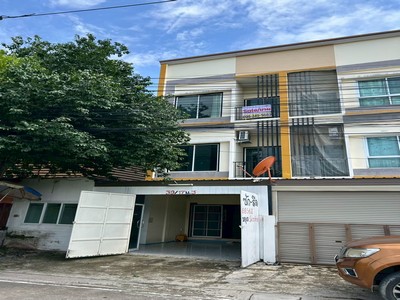 ทำเลดีใจกลางชุมชน ขายอาคารพานิชย์ 3 ชั้น หลังมุม ต่อเติมเรียบร้อยใจกลางชุมชน ซอย กุญชร ขนาด 24.4 ตรว. ขายหรือเช่า โครงการ คาซ่าทาวน์ ( Casatown Chonburi )เสม็ด ชลบุรี ใกล้ โรงพยาบาลเอกชล 2 !!!!.TPI-3077.ที่ตั้ง : หมู่บ้าน คาซ่าทาวน์ เสม็ด ชลบุรี( Casa town smet Chonburi )https://maps.app.goo.gl/yVfKF2r4rfKgUaow7?g_st=il.- ทั้งโครงการมีอาคารพานิชย์เพียง 6 ยูนิตเท่านั้น!!!!- ห้องหัวมุมหลังแรก ขนาด 24.4 ตรว. พื้นที่ใช้สอย 160 .50 ตรม.- 4 ห้องนอน 3 ห้องน