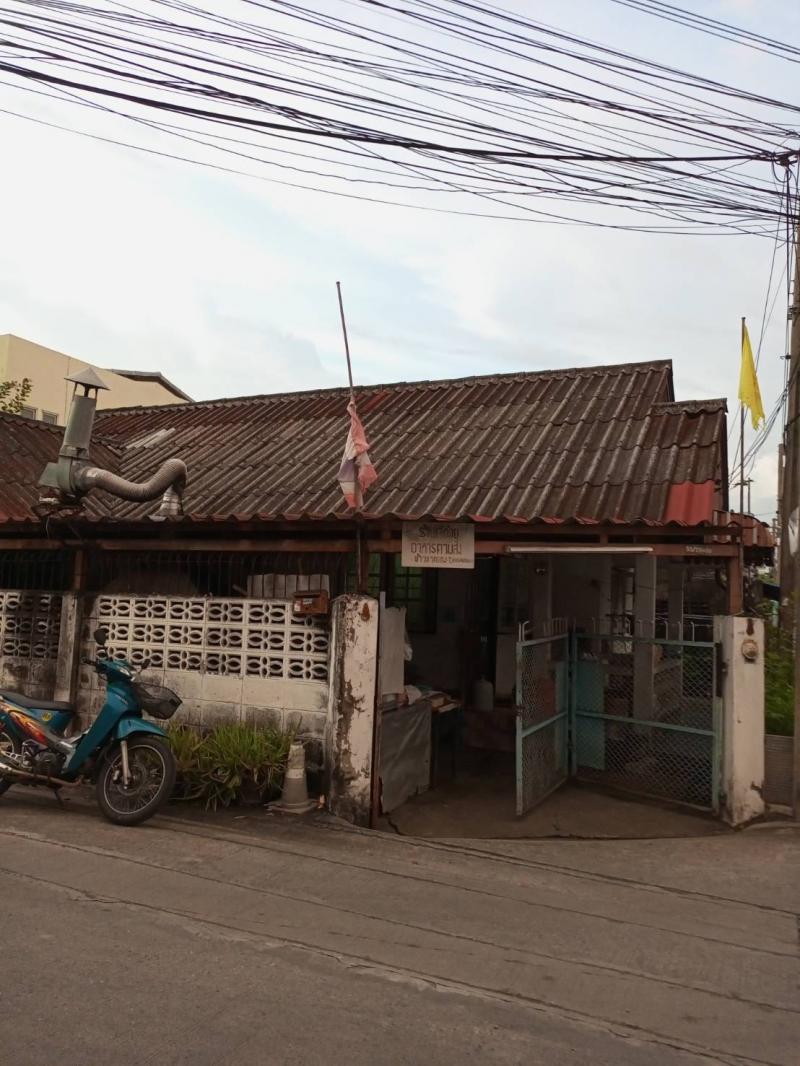 ขายบ้านเดี่ยว 1 ชั้น ซอยที่ดินทองสุขุมวิท 107  ทำเลดี จ.สมุทรปราการ ที่ตั้ง : 55/28  ต.สำโรงเหนือ อ.เมืองสมุทรปราการ จ.สมุทรปราการ 10270 ขนาดเนื้อที่ : 45 ตารางวารายละเอียดบ้านเดียว 1 ชั้น เหมาะสำหรับอยู่อาศัย / รีโนเวท / ทำออฟฟิศ- 2 ห้องนอน- 1 ห้องน้ำจุดเด่น-อยู่ในซอยที่ดินทอง สุขุมวิท 107-เดินทางสะดวก ใกล้ถนนสุขุมวิท-เข้า-ออกได้หลายเส้นทาง-ใกล้แหล่งชุมชน ร้านค้า และสิ่งอำนวยคว�