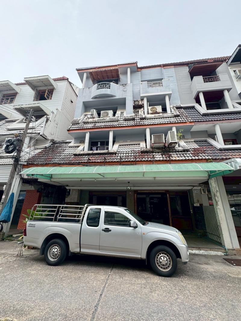 ตึก 2 คูหา ใจกลาง Old Town ภูเก็ตทำเลสุดปังใกล้ถนนคนเดินของนักท่องเที่ยวจะทำเป็นโรงแรมเล็กๆหรือห้องพักรายวันก็ได้ถ.มนตรี ต.ตลาดใหญ่ อ.เมือง จ. ภูเก็ตตึก 4 ชั้น 2 คูหา (36.7 ตร.ว.)กลุ่มลูกค้าต่างชาติชัดเจนอยู่แล้วหน้าที่ของคุณมีแค่สองอย่าง:1. รีโนเวทให้คูลที่สุด2. เตรียมตัวนับเงินราคา 16 ล้านสนใจจริง โทรมาได้เลย:คุณปุ้ย | 062 - 5566954Line ID : 0616649897___________________________________Commercial building for sale in Phuket CityFor rent as a guest house fo