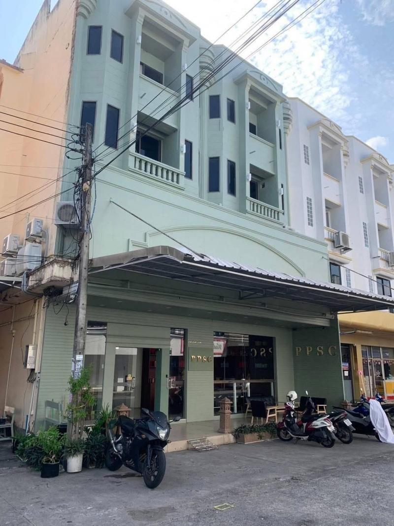 ขายอาคารพาณิชย์ภูเก็ต 4 ชั้น 2 คูหาอาคารพาณิชย์เมืองภูเก็ต ตึกภูเก็ตพูนผลไนท์พลาซ่าต.ตลาดเหนือ อ.เมือง จ. ภูเก็ตทำค้าขาย เดินทางสะดวก แปลงมุม- เนื้อที่ 41.2 ตารางวา- 4 ห้องนอน 4 ห้องน้ำ จอดรถ 2 คัน- หน้ากว้าง 10 เมตร ลึก 20 เมตรขาย 16 ล้านสอบถามเพิ่มเติม นัดชม ติดต่อTel : 062 - 5566954 (คุณปุ้ย)Line ID : 0616649897_____________________________________#ขายตึกภูเก็ต #ตึกภูเก็ต#ขายตึกพูนผลไนท์พลาซ่า#ขายตึกเมืองภูเก็ต #อาคาร�