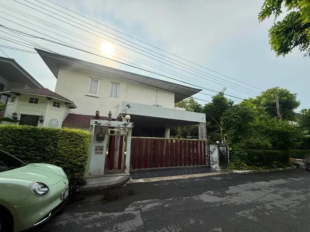บ้านเดี่ยวหรู แปลงมุม พร้อมสระว่ายน้ำส่วนตัว บนเนื้อที่ขนาดใหญ่ 124 ตร.ว. พื้นที่กว้างกว่าหลังอื่นในโครงการ ให้ความเป็นส่วนตัวสูง *ต่ำกว่าราคาประเมิน* • 3 ห้องนอน พร้อมห้องน้ำในตัวทุกห้อง • รวม 4 ห้องน้ำ • 2 ที่จอดรถ • สระว่ายน้ำส่วนตัว • 1 ห้องแม่บ้าน • แปลงมุม ทำเลดี บรรยากาศโปร่ง โล่ง อยู่สบาย•หน้าบ้านหันไปทางทิศใต้ ตั้งอยู่ในหมู่บ้านระดับ Luxury ระบบรักษาความป�