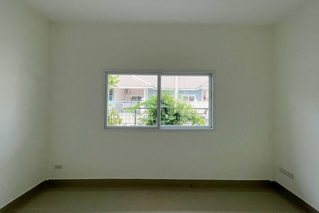 ขายด่วนมาก!! บ้านแฝด ชั้นเดียวที่ตั้ง หมู่บ้านรวิพร กรีนวิว บ้านเลขที่ 79/44ต.ห้วยใหญ่ อ.บางละมุง จ.ชลบุรีพิกัด: 12.84296125,100.92941221เนื้อที่ 39 ตารางวา พื้นที่ใช้สอย 156 ตร.ม.3 ห้องนอน 1ห้องน้ำ 1ห้องโถง มีครัวด้านหลัง 1ที่จอดรถ - หน้าบ้านหันทางทิศเหนือ- ด้านหน้าบ้านฝั่งห้องนอนมีพื้นที่สามารถปลูกต้นไม้ได้สถานที่ใกล้เคียง- ตลาดสดเห่าดงซิตี้- โรงเรียนห้วยใหญ่-วัดห้วยใหญ่-แยกอัยกา