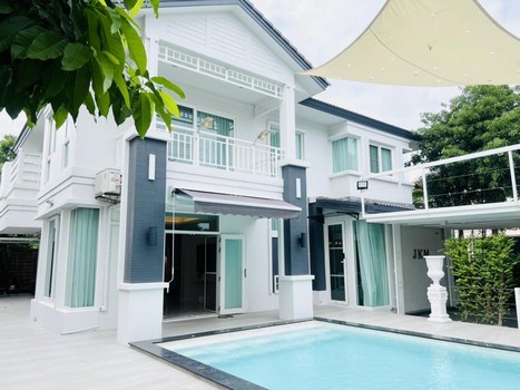 ให้เช่าบ้านเดี่ยว 6ห้องนอน รามอินทรา ใก้ลแฟชั่นไอส์แลนด์ พร้อมสระว่ายน้ำ ส่วนตัวสนใจติดต่อ คุณเจี๊ยบ Tel. 081 416 4142 Tel. 094 448 5038id : jeab_chick (สามารถแอดไลน์ สอบถามได้ คะ)โครงการวรารมณ์  ขนาดพื้นที่ 150 ตรว.พื้นที่ใช้สอย 800 ตรม.6 ห้องนอน 5 ห้องน้ำ4 ที่จอดรถ 1 ครัวไทย 1 ครัวฝรั่งชาร์ตรถไฟฟ้าห้องแม่บ้านแยกราคาพิเศษ 180,000 บาท/เดือนการเดินทางเข้าออกได้ 2 เส้นทางถนนรามอินทราถนนคู้บอนใกล้ห้างแ
