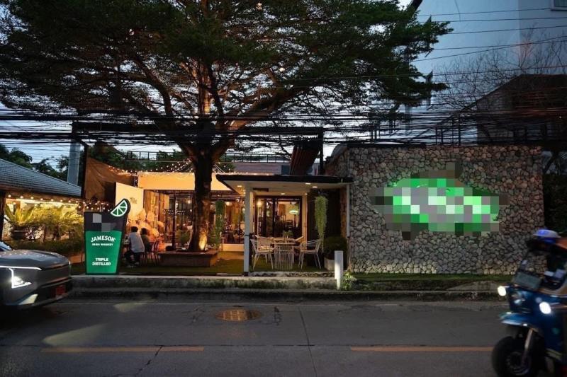 สนใจติดต่อคุณมิ้นต์Line ID : minttt989โทร 095-325-2289เซ้งร้านอาหาร  #ย่านอารีย์ #ติดถนนหลัก @ใจกลางอารีย์   #มีระบบเรียบร้อยพร้อมเริ่มกิจการได้เลย- พร้อมมีลานจอดรถ 6 คัน- เซ้งเพียง 1.8 ล้าน #ต่อรองได่ - เจ้าของโพสต์เองค่ะ -  ทำเลดี ขนาด 200 ตรม รีโนเวท - ห้องครัว 1 พร้อมฮูดดูดควัน- ห้องสต๊อกในครัว 1- ห้องน้ำพนักงาน 1- ห้องอาหารขนาด รองรับ 150 ที่นั่ง มีทั้งโซนเอ้าดอร์โซนสวนและห้องแอร์ - บาร์ขนา