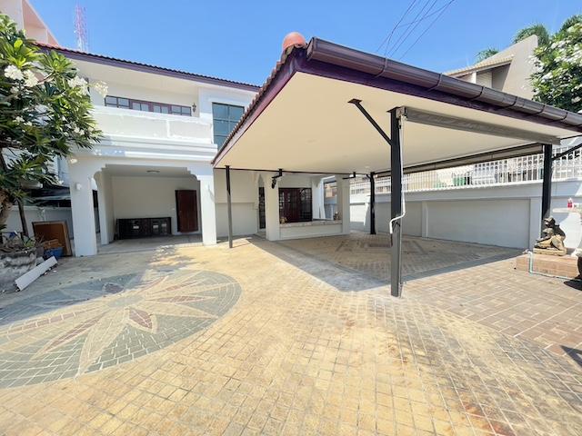 ให้เช่าบ้านเดี่ยว 2 ชั้น จิตรลดา ซอยสุจริต 2 เขตดุสิต ใกล้พระราชวังดุสิต เหมาะพักอาศัย หรือทำธุรกิจ R&Bราคาเช่า 98,000 บาท / เดือนที่ตั้ง ถนนพระราม 5 ซอยสุจริต 2 แขวงสวนจิตรลดา เขตดุสิต กรุงเทพมหานคร 10300ติดต่อ : คุณภัสพงณ์ 0634098164Line : deedee23https://www.facebook.com/profile.php?id=61581484955548พื้นที่ใช้สอย 100 ตารางเมตร จำนวน 2 ชั้น 6 ห้องนอน 4 ห้องน้ำมี 1 ห้องครัว 2 ห้องนั่งเล่น แอร์ 8 เครื่อง จอดรถได้ 3 คันให้เช่าบ้านเ