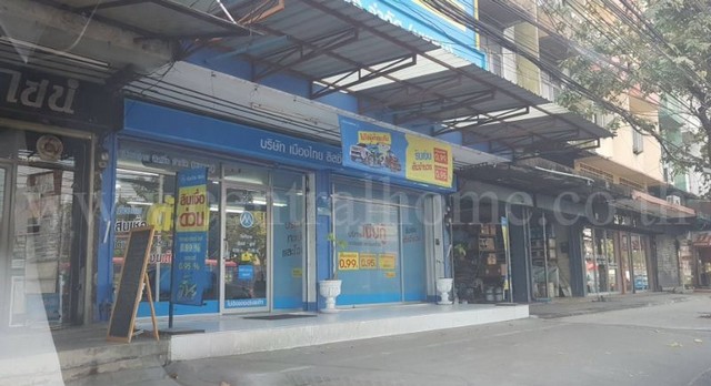 รหัสทรัพย์ 7257อาคารพาณิชย์ 4.5 ชั้น 40 ตารางวา ติดถนนลาดพร้าว หน้าซอยลาดพร้าว 72 ทำเลดี สำหรับลงทุน ขายพร้อมผู้เช่าที่ตั้ง : ถนนลาดพร้าว แขวงวังทองหลาง เขตวังทองหลาง กรุงเทพมหานคร 10310รายละเอียดทรัพย์- อาคารพาณิชย์ 4.5 ชั้น 2 คูหา ทะลุถึงกัน มีชั้นลอย และดาดฟ้า- หน้ากว้าง 8 เมตร ลึก 20 เมตร โดยประมาณ- เนื้อที่ดิน 40 ตารางวา พื้นที่ใช้สอย 432 ตารางเมตร- ที่จอดรถ 2 คันในร่ม- ปูพื้น�