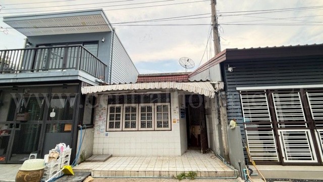 รหัสทรัพย์ : N0738ทาวน์เฮ้าส์ หมู่บ้าน สินสมบูรณ์ ติดถนนพุทธมณฑลสาย4 ราคาถูกมากที่ตั้ง : ถนนพุทธมณฑลสาย 4 ตำบลอ้อมน้อย อำเภอกระทุ่มแบน จังหวัดสมุทรสาคร 74130รายละเอียดทรัพย์- ทาวน์เฮ้าส์ 1 ชั้น เนื้อที่ 20.3 ตารางวา พื้นที่ใช้สอย 81 ตารางเมตร- 2 ห้องนอน, 1 ห้องน้ำ, 1 ห้องครัว, 1 ที่จอดรถ- ไม่ต้องเสียค่าส่วนกลาง- อยู่ในแหล่งชุมชน ของกินเยอะ มีร้านสะดวกซื้ออยู่หน้าหมู่บ้าน- หน้�