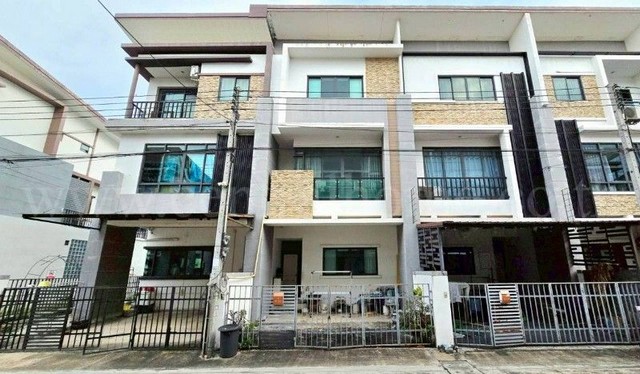 รหัสทรัพย์ : N1164ทาวน์โฮม ลิฟวิ่ง เรสซิเดนซ์ รังสิต - ราชพฤกษ์ โครงการติดถนน 345 บ้านสวย พร้อมอยู่ ราคาถูกที่ตั้ง : ถนน 345 ตำบลบางพูน อำเภอเมืองปทุมธานี จังหวัดปทุมธานี 12000&nbsp;รายละเอียดทรัพย์- ทาวน์โฮม 3 ชั้น ขนาดพื้นที่ 22 ตารางวา พื้นที่ใช้สอย 200 ตารางเมตร- 3 ห้องนอน, 4 ห้องน้ำ, 1 ห้องครัว, 1 ห้องรับแขก, 2 ที่จอดรถ&nbsp; &nbsp;- พื้นชั้นบนลามิเนต / พื้นชั้นล่างปูกระเบื้อง- เดินทางสะดวก โ�