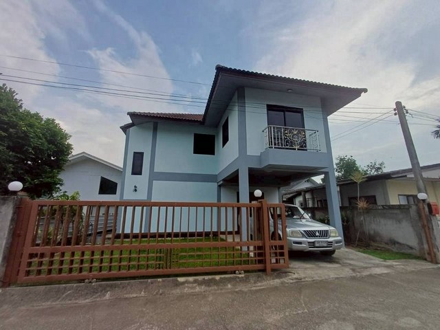 #โซนสุเทพ ลดหนักเหลือเพียง 3.9 ล้าน บ้านเดี่ยว 2 ชั้น #หลังมช. ใกล้เมือง #เหมาะทั้งอยู่อาศัยและลงทุนปล่อยเช่า พื้นที่ด้านหลังเหลือเยอะ สามารถต่อเติม/ทำสวนได้ บรรยากาศดี เป็นส่วนตัวรายละเอียดบ้านที่ดิน 77 ตารางวา (พื้นที่กว้างมาก)3 ห้องนอน | 3 ห้องน้ำจุดเด่นทำเล “หลัง มช.” ใกล้ตัวเมืองที่สุดเหมาะทำบ้านเช่า / ปล่อยนักศึกษา / Airbnbราคานี้หาไม่ได้แล้วในโซนนี้ราคาจาก 4.2 ล�