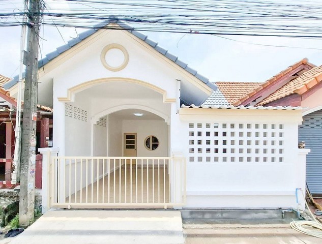 บ้านราคาไม่เกินล้าน ใกล้ห้างโลตัส สี่แยกนิคมพัฒนา ผ่อนเพียงเดือนละ 5000 กว่าบาท-  หมู่บ้านแวนด้า พื้นที่ 26 ตรว 2 ห้องนอน 1 ห้องน้ำ 1 ห้องครัว ตกแต่งทำใหม่ทั้งหลัง(222/158)-  โอกาสดีของผู้มีรายได้น้อย ทำเลดีเดินทางสะดวก ใกล้ ปตท สี่แยกนิคมพัฒนา ใกล้แยกมาบข่า สวนพระเทพ ไม่ไกลจากมาบตาพุดสนนราคา 1,000,000 บาทเงินเดือน 10,000 กู้บ้านได้ กู้ได้เต็ม 100% ดำเนินเรื่องสินเชื่อธนาคารให้ฟ�