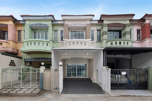 ราคาพิเศษเพียง 1.89 ล้านบาท  ทาวน์โฮม 2 ชั้น รีโนเวทใหม่ หมู่บ้านบุศรินทร์ บางบัวทอง ต้นโครงการ ใกล้สี่แยกบางพลู ต่อเติมครบ หิ้วกระเป๋าเข้าอยู่ได้เลย                       พื้นที่ : 18 ตร.ว. พื้นที่ใช้สอย : 130 ตร.ม. 3 ห้องนอน 2 ห้องน้ำ ที่จอดรถ 1 คัน บ้านเลขที่ 300/274 ซอย 3/4 จุดเด่นของบ้าน ตกแต่งใหม่ด้วยวัสดุคุณภาพทั้งหลัง พื้นโรงจอดรถ ปูด้วยกระเบื้องกันลื่น ห้องครัวแยกเป็นสัดส่วน พร้อม�