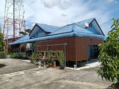 บ้านเดี่ยว หลังบ้านไม่ติดใคร!!! มีบ้านส่วนตัวให้แม่บ้าน ขาย บ้านเดี่ยว พื้นที่ 264.7 ตร.ว. ทำเลดี ใกล้ ถนน ลาดหลุมแก้ว ถนน ปทุมธานี - บางเลน .ที่อยู่: 11/1 ต.บ้านฉาง อ.ปทุมธานี จ.ปทุมธานี https://maps.app.goo.gl/SZck4tbqZJR2KhYU7.รายละเอียด  - บ้านเดี่ยว 1 ชั้น บ้านอยู่ในซอยติด ถนน ลาดหลุมแก้ว- ที่ดิน เนื้อที่ 264.7 ตร.ว.  - พื้นที่ใช้สอย 616 ตร.ม. 4 ห้องนอน 3 ห้องน้ำ - หน้าบ้านหันทิศตะวันตกเฉียงเหนือ- มีทางเข้าออก