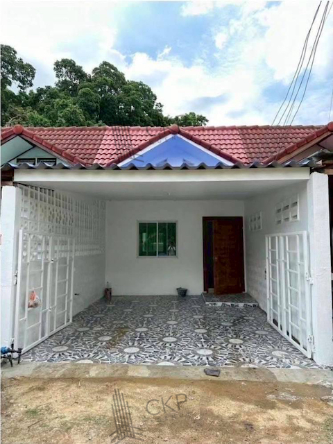 ขาย ทาวน์เฮาส์ รีโนเวทใหม่พร้อมอยู่ ขนาดกะทัดรัด 14 ตร.วา 1 ห้องนอน 1 ห้องน้ำ เหมาะสำหรับเริ่มต้นชีวิตใหม่ในทำเลรังสิต–ธัญบุรี ใกล้ถนนรังสิต-นครนายก เพียง 2.6 กม. | รหัส 93354 ต.บึงบอน อ.หนองเสือ ปทุมธานี ติดต่อสอบถามได้ค่ะรายละเอียด (Description)- ขนาด 14 ตร.วา- 1 ห้องนอน 1 ห้องน้ำ- เครื่องปรับอากาศ 1 เครื่อง- รีโนเวทใหม่ พร้อมอยู่การเดินทาง- ถนนรังสิต-นครนายก  2.6 กิโลเมตรสถานที่ใกล้เ�