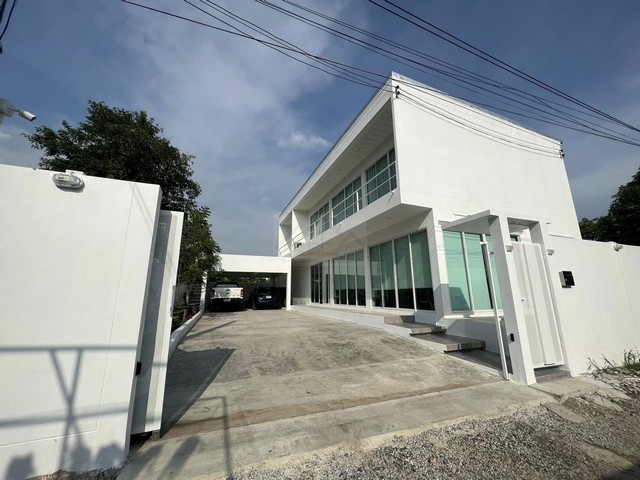 ให้เช่าบ้านเดี่ยวสร้างเอง สไตล์ Modern 2 ชั้น 80 ตรว.  5 ห้องนอน ใกล้สนามบินสุวรรณภูมิ , Robinson Lifestyle ลาดกระบัง*** ราคาเช่า 89,000 บาท/เดือน  *** ราคาขาย 10.9 ล้านบาท  ติดต่อ: ชยา โทร/ID Line:: 0942823961   Link Line:: https://line.me/ti/p/3xFA1An8Kcรหัส# T26-686 บ้านสีขาว สไตล์ Modern 2 ชั้น บ้านสร้างเอง ใกล้สนามบินสุวรรณภูมิ , Robinson Lifestyle ลาดกระบัง- บรรยากาศเงียบสงบ โปร่ง โล่ง สบาย แสงธรรมชาติส่องเข้าทุกห้อง- รายล้อมด้วยธรรมชาติ ตื่นเช้ามาได้ย�