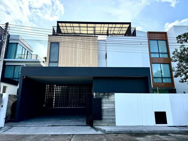 โซนเจ็ดยอด ขาย 15.9 ล้าน Pool villa 3 ชั้น บ้านหลังใหญ่ ตกแต่งสุดหรู #อำเภอเมือง #เฟอร์นิเจอร์บิ้วอินครบเซ็ท #สไตล์โมเดิร์น #หิ้วกระเป๋าพร้อมเข้าอยู่ได้เลย #ซื้ออยู่เองหรือปล่อยเช่าก็ได้พื้นที่ใช้สอย 310 ตรม. ที่ดิน 54.5 ตารางวา3 ห้องนอน 4 ห้องน้ำห้องรับแขก2 ห้องเก็บของห้องครัวดาดฟ้าสระว่ายน้ำ ขนาด 3.5 x 5.5 เมตร2 ที่จอดรถราคา 15,900,000 บาทสถานที่ใกล้เคียง :One Nimman, ห้างสรรพสินค้า MAYA  2.5 km.เข้�