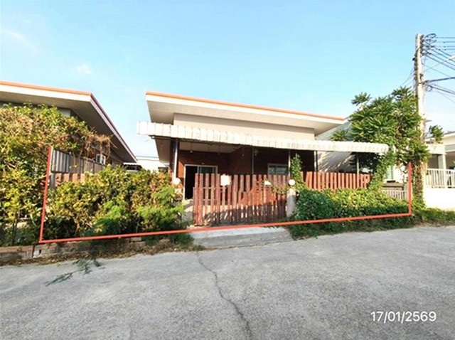    ขายบ้านเดี่ยวสัตหีบชลบุรี  ถนน สุขุมวิท ราคาโปรโมขั่น  ถนน สุขุมวิท (ทล.3) ตำบล สัตหีบ อำเภอ สัตหีบ จังหวัด ชลบุรี  ราคาโปรโมชั่น  1,744,000   บาท    ลดจาก  2,300,000  บาท ราคาโปรโมชั่นตั้งแต่วันที่ 1 เมษายน 2569 – 30 มิถุนายน 2569  รายละเอียดทรัพย์ -  เนื้อที่ 48.50 ตร.ว.  พื้นที่ใช้สอย 113.50 ตร.ม. -  2 ห้องนอน 3 ห้องน้ำ   -  1 ที่จอดรถ  -  บ้านหันไปทางทิศ ตะวันตกเฉียงใต้   พิกัดทรัพย์ :  https://maps.app.goo.gl/noN1pic6VE36y2Kb7  สถานที่ใ�
