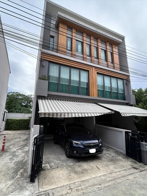 ให้เช่าทาวน์โฮม 3 ชั้นสุดหรู หลังมุม Eigen Premium Townhome พัฒนาการ ซอยอ่อนนุช 70/1ติดต่อ:: ชยา โทร/ID Line:: 0942823961Link Line:: https://line.me/ti/p/3xFA1An8Kcรหัส# T26-682ทาวน์โฮม 3 ชั้นสุดหรู หลังมุม Eigen Premium Townhome พัฒนาการ• บ้านหลังมุม ติดถนนหลักของโครงการ ไม่ต้องเข้าซอย ทัศนียภาพโปร่งสบาย• ที่ดิน 22 ตร.ว.• พื้นที่ใช้สอย 168 ตร.ม.• 3 ห้องนอน (ที่สุดของฟังก์ชัน Master Bedroom พร้อมห้องน้ำในตัวทุกห้อง เพื่อความส่วนตัว)• 4 ห้องน้ำ• 1 ห้อง U-Space�