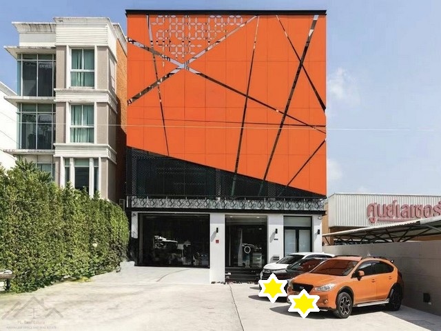 ให้เช่าอาคารสำนักงาน 4 ชั้น 700 ตร.ม.ย่านลาดกระบัง ใกล้แอร์พอตลิ้งลาดกระบัง และ ใกล้สนามบินสุวรรณภูมิ*** ราคาเช่า 120,000 บาท/เดือน  ติดต่อ:: ชยา โทร/ID Line:: 0942823961   Link Line:: https://line.me/ti/p/3xFA1An8Kcรหัส# T26-694 อาคารสำนักงาน 4 ชั้น ย่านลาดกระบัง ใกล้แอร์พอตลิ้งลาดกระบัง และ ใกล้สนามบินสุวรรณภูมิ• พื้นที่ใช้สอยประมาณ 700 ตร.ม.• 3 ห้องนอน• 1 ห้องสตูดิโอ• ห้องประชุม / ห้องรับแขก / ห้องครัว / ห้องแต่งตัวเฟอร์�
