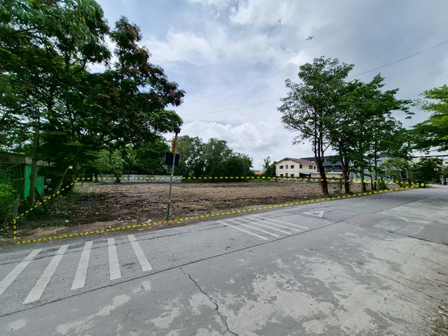 ขายที่ดิน หนองจอก เนื้อที่ 1-3-29 ไร่ แขวงกระทุ่มราย เขตหนองจอก กรุงเทพมหานครที่ดินเปล่าหนองจอก ซ.มิตรไมตรี 4 แขวงกระทุ่มราย เขตหนองจอก กรุงเทพมหานคร  ที่ดินหันหน้าทิศตะวันตกความกว้างและลึกที่ดินโดยประมาณ กว้าง 68 เมตร ลึก 43 เมตร พื้นที่ดินสีส้ม ย5-ย7 แปลงสวย สี่เหลี่ยมผืนผ้า ทำเลดี การเดินทางสะดวก ถนนสุวินทวงศ์ และถนนเชื่อมสัมพันธ์ เดินทางสะดวก เข้า-ออกได้หลาย