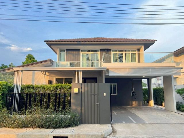 ต่ำกว่าราคาตลาด เพียง 10 ล้าน (บ้านเปล่า) #มัณฑนา #สันทราย บ้านเดี่ยว 2 ชั้น บ้านหรูสภาพสวย บิ้วอินทั้งหลัง ทำเลดี ติดส่วนกลางโครงการ เดินไม่ถึง 10 ก้าว เข้าเมืองง่าย เหมาะทั้งอยู่อาศัยและลงทุนระยะยาวรายละเอียดบ้านที่ดิน 82.5 ตร.ว.พื้นที่ใช้สอย 220 ตร.ม.4 ห้องนอน | 4 ห้องน้ำห้องแม่บ้าน/ห้องรับรองด้านหลัง- 2 ห้องนอน 1 ห้องน้ำรวมทั้งหมด 6 ห้องนอน 5 ห้องน้ำที่จอดรถพร้อม EV Charger สำ�
