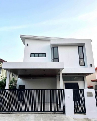 ขายบ้านเดี่ยว 2 ชั้นสร้างใหม่ 50 ตรว. 4 ห้องนอน โครงการบางนาวิลล่า บางนา-ตราด ซอย 39 ใกล้เมกะบางนา, เซ็นทรัลบางนา *** ราคาขาย 8.5 ล้านบาท ติดต่อ: ชยา โทร/ID Line:: 0942823961   Link Line:: https://line.me/ti/p/3xFA1An8Kcรหัส# T26-658 บ้านเดี่ยว 2 ชั้นสร้างใหม่ โครงการบางนาวิลล่า ถนนบางนา-ตราด ซอย 39• ที่ดิน 50 ตรว• พื้นที่ใช้สอย 250 ตรม• 4 ห้องนอน• 5 ห้องน้ำ• 2 ห้องนั่งเล่น• แอร์ daikin inverter 7 ตัว • ครัวมีเครื่องล้างจาน, เตา, เตาอบ, ที่ดู�