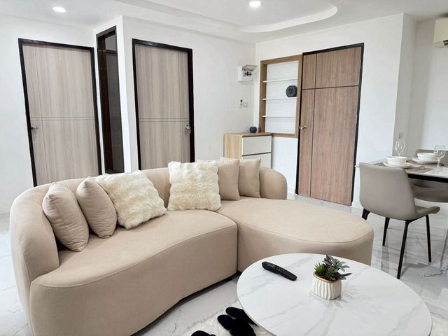 ราคาเพียง 2.59 ล้าน 56.52 ตรม. 2 นอน 1 น้ำ #Airporthome Condo #ใกล้สนามบินเชียงใหม่ #เฟอร์นิเจอร์ครบ ทำเลดีมาก เข้าเมืองสะดวก เหมาะทั้งอยู่อาศัยและลงทุนปล่อยเช่ารายละเอียดห้องชั้น 4 | ตึก B2 ห้องนอน 1 ห้องน้ำ1 ห้องนั่งเล่น1 โซนครัว1 ระเบียงเฟอร์นิเจอร์และเครื่องใช้ไฟฟ้าครบหิ้วกระเป๋าเข้าอยู่ได้เลยทีวีแอร์ 3 เครื่องตู้เย็นไมโครเวฟเครื่องทำน้ำอุ่นเครื่องซักผ้าเตียงขนาด 6 ฟุตโต๊ะท