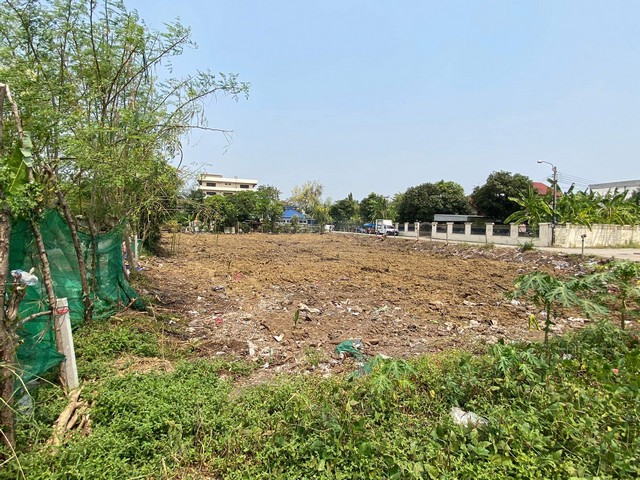 ขายที่ดิน 440 ตรว แปลงมุม ซอยรามอินทรา42 ย่านนวลจันทร์ ปากซอยติด MRT รามอินทรา กม.6 *** ราคาขาย 24.2 ล้านบาท ( 55,000 บาท / ตรว.) *** ราคาเช่า 30,000 บาท/เดือน ติดต่อ:: ชยา โทร/ID Line:: 0942823961   Link Line:: https://line.me/ti/p/3xFA1An8Kcรหัส# T26-698ที่ดินในซอยรามอินทรา42 ย่านนวลจันทร์ แปลงใหญ่หัวมุมติดถนนซอย • เนื้อที่ 1 ไร่ 40 ตารางวา (440 ตรว.) • หน้าที่ดินติดถนน กว้าง 61.7 เมตร • ลึกติดซอย 34.5 เมตร• ติดซอยด้านหลัง กว้าง 60 เมตร• ลึกติดที่ด้า�