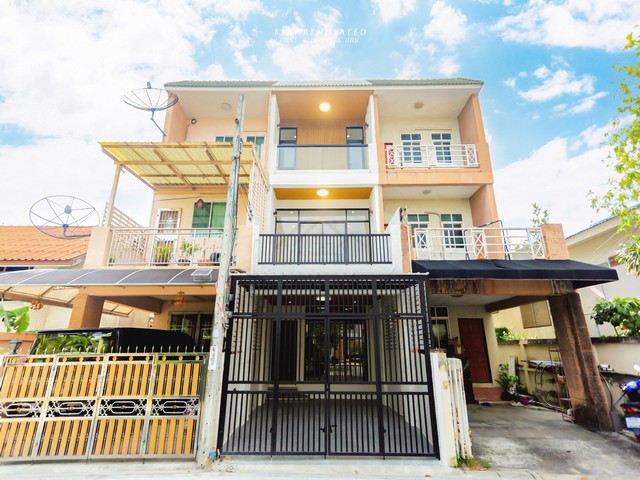 ขายทาวน์เฮ้าส์ 3 ชั้น 4 ห้องนอน ซอยลาดพร้าว 94 (ซอยอินทราภรณ์) เดินทางสะดวก ใกล้เลียบด่วน รีโนเวทใหม่สวย จัดเต็ม *** ราคาเพียง 5.99 ล้านบาท ติดต่อ::  ชยา โทร/ID Line:: 0942823961   Link Line:: https://line.me/ti/p/3xFA1An8Kcรหัส# T25-236 ทาวน์เฮ้าส์ 3 ชั้น ซอยลาดพร้าว 94 (ซอยอินทราภรณ์)  ใกล้เลียบด่วน รีโนเวทใหม่สวย จัดเต็ม- ขนาด 22 ตร.ว- 4 ห้องนอน - 5 ห้องน้ำ- 1 โซนครัว ( แถมชุดห้องครัวใหม่ )- 1 โถง- 1 ที่จอดรถ ( ในตัวบ้าน มีหลังคา )- จัดเ