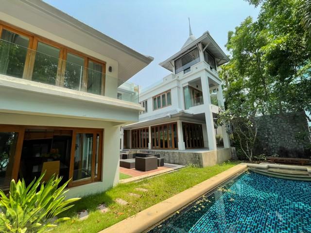 ให้เช่าบ้านหรู 3 ชั้น วิวทะเล พัทยาเหนือ พร้อมสระว่ายน้ำส่วนตัว ทำเลดีที่สุดบนหาดวงศ์อมาตย์ ติดปราสาทสัจธรรมติดต่อ:: ชยา โทร/ID Line:: 0942823961Link Line:: https://line.me/ti/p/3xFA1An8Kcรหัส# T26-684• บ้านหรูติดทะเล พัทยาเหนือ ติดปราสาทสัจธรรม มีความเป็นส่วนตัวสูง และเงียบสงบ• บนทำเลที่ดีที่สุดบนหาดวงศ์อมาตย์ ติดปราสาทสัจธรรม• ขนาดที่ดิน 364 ตารางวา• พื้นที่ใช้สอย 426 ตารางเมตร• พร้อมสระว่ายน้ำส่วน�