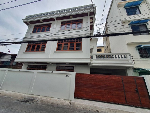 ขายทาวน์โฮม Renovate 3 ชั้น + Rooftop ซอยเจริญนคร 34,40 ใกล้  BTS สถานีกรุงธนบุรีเนื้อที่ 36 ตร.วพื้นที่ใช้สอยประมาณ 400 ตร.ม4 ห้องนอน, 3 ห้องน้ำประตู Remote ไฟฟ้าทิศเหนือจอดรถภายใน 2 คัน ภายนอก 1 คันกว้าง 14 เมตร ลึก 9 เมตรที่ตั้ง:ซอยเจริญนคร 34 แขวงบางลำภูล่าง เขตคลองสาน   กทม.สถานที่ใกล้เคียง:- 440 เมตร 7-11- 480 เมตร ถนนเจริญนคร- 1 กิโลเมตร BTS สถานีกรุงธนบุรี- 1 กิโลเมตร กระทรวงมหาดไทย (กำลังสร้าง)- 1.1 กิโลเม�
