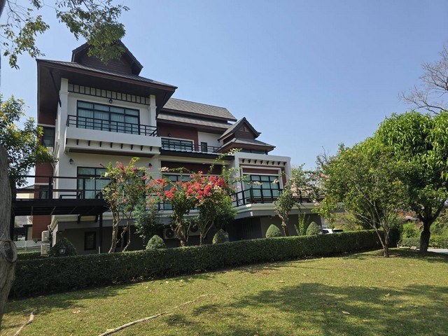 ขายบ้านเดี่ยว 3 ชั้น ภูภัทรารีสอร์ท เขาใหญ่ ปากช่อง 278 ตร.ว ทำเลดี อากาศดี เฟอร์ฯครบ พร้อมอยู่ จัดบ้านตามหลักฮวงจุ้ย รีโนเวทและเฟอร์นิเจอร์ใหม่ บ้านเดี่ยว 3 ชั้นพื้นที่ 278 ตร.วพื้นที่ใช้สอย 480 ตร.มโครงการ 3ุ6 ห้องนอน, 5 ห้องน้ำ, 2 ห้องรับแขก, 1 ห้องนั่งเล่น, 1 ห้องครัว ระเบียงชมวิวทั้งด้านหน้าและด้านหลังหน้าบ้านหันไปทางทิศตะวันออกเฉียงเหนือจอดรถในบ้านได้ 6 คันมีแท็งค