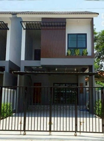 ลงทุนคุ้ม #บ้านพร้อมผู้เช่า ขาย 3.3 ล้าน #บ้านดลพร #โซนรวมโชค บ้าน 2 ชั้น สภาพดี รับค่าเช่าต่อเนื่องทันที #หลังโลตัสรวมโชค ทำเลดี เข้าเมืองสะดวก ของกิน และสิ่งอำนวยความสะดวกครบรายละเอียดบ้านเนื้อที่ 40 ตร.ว.3 ห้องนอน3 ห้องน้ำทำเลศักยภาพหลังโลตัสรวมโชคใกล้ตลาดรวมโชคใกล้ Meechok Plazaใกล้ Central Festival Chiang Maiใกล้มหาวิทยาลัยพายัพรายล้อมด้วยร้านอาหาร คาเฟ่ ธนาคาร และ 7-11เดินทางเข้าเ�