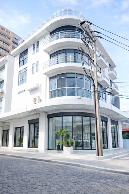 ใกตลาดเอี่ยมสมบัติ 299ม. โชว์รูม อาคารพาณิชย์ 4.5ชั้น 2คูหาห้องมุม MRTศรีนุช 349ม. และ30ตร.ว. 490 ตร.ม.พร้อมดาดฟ้า 6นอน 4 น้ำ 69,999 B-M.  ทำเลติดถนนอ่อนนุช เหมาะทำธุรกิจ คลินิก คาเฟ่ ออฟฟิศ โฮสเทล หรืออยู่อาศัย โรงพยาบาล และสถานศึกษา  เดินทางสะดวก เชื่อมถนนหลักหลายสาย ใกล้ Airport Rail Link Eiamsombat Market 299m. 4.5-story Showrooms commercial building MRT Srinuch 349m. 2corner units  30sq.wa. 490sq.m. plus rooftop 6bed 4 bath 69,999 B-M.  Prime location on Onnut Road suitable for business clinic cafe office hostel or residence near  hospitals schools and Airport Rail Link 