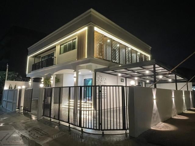 ขาย บ้านเดี่ยว หลังมุม 66 ตรว. สไตล์ Modern Craftmanship นวมินทร์ 127 พร้อม Double Volume สูง 6 เมตร จอดรถ 6 คัน ใหม่สวย พร้อมเข้าอยู่*** ราคาขาย 10,500,000 บาทติดต่อ คุณช่อผกา โทร 0616198565 LINE 0616198565สำรอง LINE 0812523279 ส่งลิ้งก์ไว้ได้เลยบ้านเดี่ยวหลังมุม สไตล์ Modern Craftmanship นวมินทร์ 127• ขนาดบ้าน 66 ตร.วา• พื้นที่ใช้สอย 350 ตร.ม.• 3 ห้องนอน• 3 ห้องน้ำ• 6 ที่จอดรถ รองรับทุกไลฟ์สไตล์ของครอบครัวใหญ่หรือเพื่อนฝูงที่มาเยี่ยมเยียน• ถ�