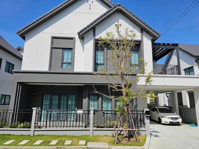 BH4079 ให้เช่าบ้านเดี่ยว Centro บางนา ใกล้เมกา บางนา เพียง 3 นาที บ้านหรูพร้อมอยู่ เฟอร์นิเจอร์และเครื่องใช้ไฟฟ้าครบ เลี้ยงสัตว์ได้ เหมาะสำหรับครอบครัวและชาวต่างชาติติดต่อ Agent คุณบัว (Bua)Tel: 093-646-4597LINE ID: Bua093ราคาเช่า 120,000 บาท/เดือนรายละเอียดทรัพย์บ้านเดี่ยว Centro บางนาขนาดที่ดิน 60 ตารางวาพื้นที่ใช้สอย 280 ตารางเมตรฟังก์ชันบ้าน4 ห้องนอน5 ห้องน้ำ1 ห้องโถงอเนกประสงค์จอดรถในบ้านได้ 3 คั