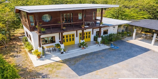 บ้านต้นผึ้ง  9,999 B-M.บ้านพักกลางสวนลำไย 3ไร่ 2 นอน 3 น้ำ ใกล้วัดต้นผึ้ง 300 ม. ดอยสะเก็ด คฤหาสน์ทรงไทย  200ตร.ม. 50ตร.วา.   วิวภูเขา และทุ่งนา บรรยากาศเงียบสงบ พร้อมสระเล่นน้ำ อินเทอร์เน็ตฟรี และเฟอร์ฯครบ เหมาะพักอาศัย หรือบ้านพักตากอากาศ ท่ามกลางธรรมชาติ  ใกล้ตลาดแม่อุ๊ยสา 2.8 กม. และโรงเรียน เดินทางสะดวก ติดถนนหลักnear WatTonPhueng 300m. Thai-style mansion 2-bedroom DoiSaket  3-bathroom BeeTree House on 3 rai 50 sq.wa. with 200 sq.m. usable space. 9,999 B-M. Located in a longan