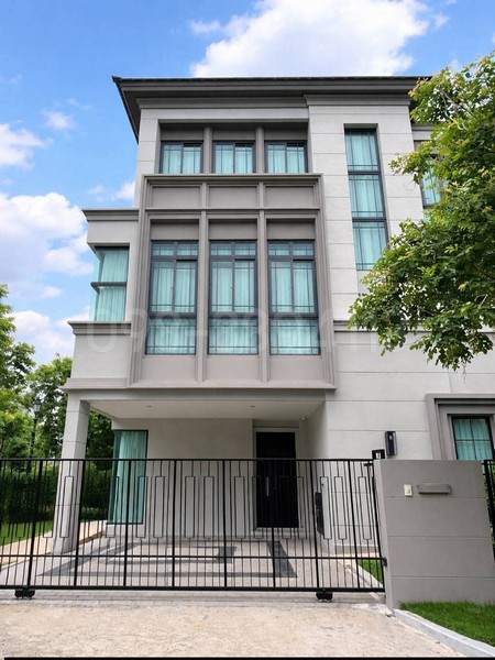 บ้านหรู 3 ชั้น แบบ Duplex (บ้านแฝด) โครงการ The Sonne ศรีนครินทร์–บางนา** Special Price **ราคาดีที่สุดในโครงการ ทำเลดีที่สุด!ราคา 11.99 ล้านบาท (11,990,000 บาท)----------------------------------------ข้อมูลตัวบ้าน :- บ้านแฝด 3 ชั้น แปลงมุม- เนื้อที่ดิน 48.4 ตร.ว.- พื้นที่ใช้สอย 245 ตร.ม.- หน้ากว้าง 13.6 เมตร- 4 ห้องนอน 4 ห้องน้ำ- ห้องรับแขกใหญ่ชั้นล่าง- ห้องนั่งเล่นชั้น 2 พร้อมระเบียงจุดเด่นพิเศษของบ้านหลังนี้:- บ้านแปลงมุม เชื่อมต่อกับ C