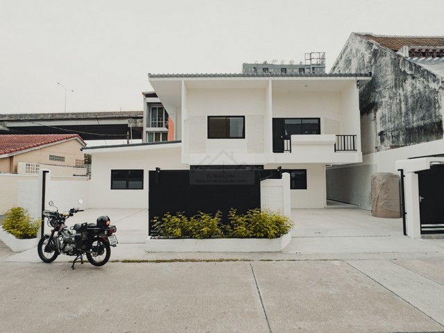 ให้เช่าบ้านเดี่ยว 2 ชั้น 60 ตรว. หลังมุม ซอยพัฒนาการ 12 ใกล้ทางด่วน เอกมัย ทองหล่อ เหมาะอยู่อาศัยและออฟฟิศขนาดเล็ก*** ราคาเช่า 80,000 บาท/เดือนติดต่อ:: ชยา โทร/ID Line:: 0942823961   Link Line:: https://line.me/ti/p/3xFA1An8Kcรหัส# T26-673บ้านเดี่ยว 2 ชั้น ซอยพัฒนาการ 12 ใกล้ทางด่วน ในซอยเป็นส่วนตัว • เนื้อที่ : 60 ตรว.• พื้นที่ใช้สอย : 240 ตรม. (ไม่รวมโรงรถ)• 3 ห้องนอน • 3 ห้องน้ำ ( 2 ห้องน้ำ +  1 ห้องน้ำเล็ก) • 1 ห้องนั่งเล่น  1 ห้องครัว  •