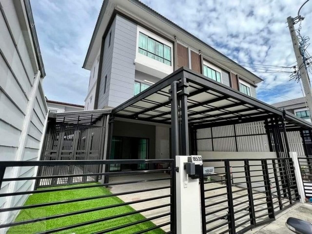 ให้เช่าทาวน์โฮม 3 ชั้นหลังมุม 165 ตรม. หมู่บ้าน เดอะ คอนเนค อัพ 3 ลาดพร้าว 126 ใกล้โรงพยาบาลลาดพร้าว , ทาวน์อินทาวน์*** ราคาเช่า 51,000 บาท / เดือนติดต่อ:: ชยา โทร/ID Line:: 0942823961   Link Line:: https://line.me/ti/p/3xFA1An8Kcรหัส# T26-704 ทาวน์โฮม 3 ชั้นหลังมุม หมู่บ้าน เดอะ คอนเนค อัพ 3 ลาดพร้าว 126• ขนาดที่ดิน : 32 ตรว.• พื้นที่ใช้สอย : 165 ตรม. • 3 ห้องนอน• 3 ห้องน้ำ• 2 ที่จอดรถ• แต่งสวย หลังมุม เฟอร์นิเจอร์และเครื่องใช้ไฟฟ้าครบชุ�