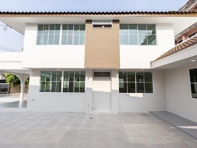 ให้เช่า ขายบ้านเดี่ยว 2 ชั้น รีโนเวทใหม่ 141 ตรว. เสนานิคม 1 ซอย 17 ใกล้เมเจอร์รัชโยธิน*** ราคาเช่า 65,000 บาท / เดือน*** ราคาขาย 16,500,000 บาทติดต่อ คุณช่อผกา โทร 0616198565 LINE 0616198565สำรอง LINE 0812523279 ส่งลิ้งก์ไว้ได้เลยรหัส# T26-663บ้านเดี่ยวรีโนเวทใหม่ บนที่ดินผืนใหญ่ เสนานิคม1 ซอย 17 เข้าซอยไม่ลึก• ทำเลทอง บ้านหลังใหญ่ใจกลางเมือง ทำเลหายาก รีโนเวทใหม่ พร้อมเข้าใช้งานทันที• เนื้อที่ 141 ตารางวา• 3 ห้อง
