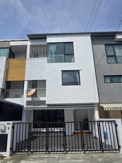 ให้เช่าทาวน์โฮม 3 ชั้น 182 ตรม. โครงการสารินวิซ แบริ่ง 22 สุขุมวิท 107รีโนเวทใหม่ ใกล้ BTS แบริ่ง **จดทะเบียนบริษัทได้ติดต่อ:: ชยา โทร/ID Line:: 0942823961Link Line:: https://line.me/ti/p/3xFA1An8Kcรหัส# T26-693ทาวน์โฮม 3 ชั้น หมู่บ้านสารินวิซ สุขุมวิท 107 แบริ่ง 22 ใกล้ BTS แบริ่ง• ขนาด 20 ตรว.• พื้นที่ใช้สอย 182 ตรม.• 3 ห้องนอน พร้อมห้องน้ำในตัว• 4 ห้องน้ำ• 1 ห้องอเนกประสงค์ (กั้นเป็นห้องนอน / ห้องทำงานได้ ) 1 ห้องรับแขก• 2 ที่จอดรถ• �