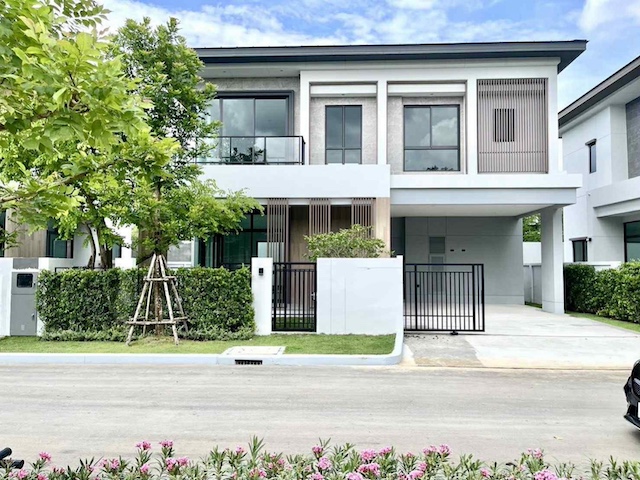 BH4099 ให้เช่าบ้านเดี่ยวหรู Bangkok Boulevard บางนา กม.5 บ้านสวยพร้อมอยู่ ทำเลศักยภาพใกล้ Central บางนา และโรงเรียนนานาชาติ เหมาะสำหรับครอบครัวและชาวต่างชาติติดต่อ Agent คุณบัว (Bua)Tel: 093-646-4597LINE ID: Bua093ราคาเช่า 100,000 บาท/เดือนรายละเอียดทรัพย์Bangkok Boulevard Bangna KM.5บ้านเดี่ยวทิศเหนือ บรรยากาศดีราคาเช่า 100,000 บาท/เดือนพื้นที่ใช้สอย 237 ตารางเมตรเนื้อที่ดิน 58 ตารางวา4 ห้องนอน4 ห้องน้ำ2 ที่จอดรถจุดเด่นบ้านบ้านเด�