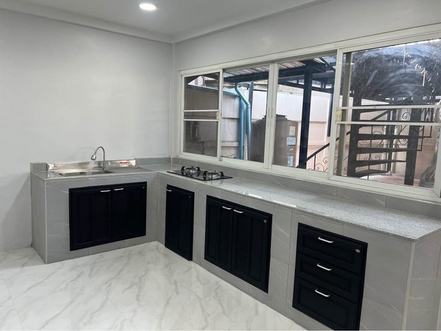 RHT2608ให้เช่าบ้านเดี่ยวย่าน  ติวานนท์ แคราย รัตนธิเบศก์ งามวงศ์วาน สามารถเลี้ยงสัตว์ได้  เปิดบริษัทได้  ซอยติวานนท์22 ใกล้ BTS แครายเนื้อที่ 91ตร.ว. พื้นที่ใช้สอยกว่า 200 ตร.ม.4 ห้องนอน · 2 ห้องน้ำ จอดรถได้ 3-4 คันสนใจติดต่อคุณเจี๊ยบ 092-851-6969 Line :Keti2522ราคาเช่า 35,000/เดือนสัญญา 1 ปี ล่วงหน้า 1 เดือน + ประกัน 2 เดือนถ. ติวานนท์ 22บางกระสอ อำเภอเมืองนนทบุรี นนทบุรี 11000สามารถเลี้ยงสัตว์ได้  เปิดบร�