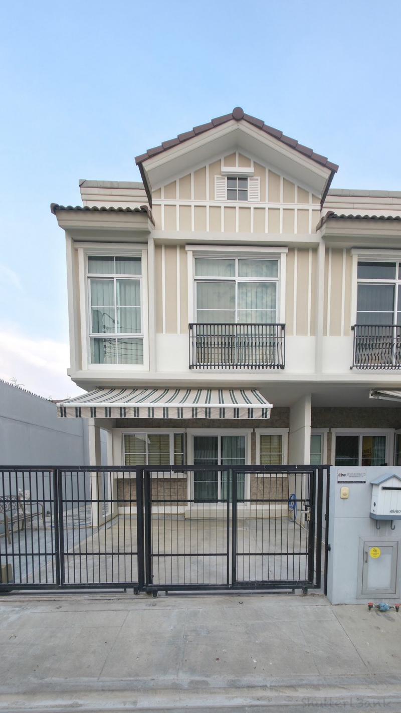 BH4040 ให้เช่าทาวน์โฮม 2 ชั้น หมู่บ้านอินดี้ 4 บางนา กม.7 หลังมุม พร้อมเข้าอยู่ ใกล้ Mega Bangna และ IKEA เพียง 1 นาที เฟอร์นิเจอร์ครบ รองรับชาวต่างชาติและเลี้ยงสัตว์ได้ติดต่อ Agent คุณบัว (Bua)Tel: 093-646-4597LINE ID: Bua093ราคาเช่า 35,000 บาท/เดือนรายละเอียดทรัพย์ทาวน์โฮม 2 ชั้น หลังมุมหมู่บ้านอินดี้ 4 บางนา กม.7เนื้อที่ 26.10 ตารางวาพื้นที่ใช้สอย 104 ตารางเมตรฟังก์ชันบ้าน2 ห้องนอน3 ห้องน้ำ1 ห้องรับแขก1 โซนครัวบ�