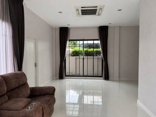 RHT2607ให้เช่าบ้านเดี่ยวหลังมุม ใกล้ Central Westville เพียง 2.3 kmโซนราชพฤกษ์–ปิ่นเกล้า–สาทรโครงการ บางกอก บูเลอวาร์ด สาทร–ปิ่นเกล้า 2 ตั้งอยู่บนถนนบางกรวย-จงถนอม เดินทางเชื่อมต่อสู่ถนนราชพฤกษ์ได้ง่ายเนื้อที่  63.7 ตร.วา  พื้นที่ใช้สอย 248 ตร.ม.  4 ห้องนอน 4 ห้องน้ำสนใจติดต่อคุณเจี๊ยบ 092-851-6969 Line :Keti2522ราคาเช่า 65,000 (รวมค่าส่วนกลางแล้ว)มัดจำ2เดือนล่วงหน้า1เดือน ที่ตั้ง: ถนนบางกรวย-จงถนอม ต.มหา