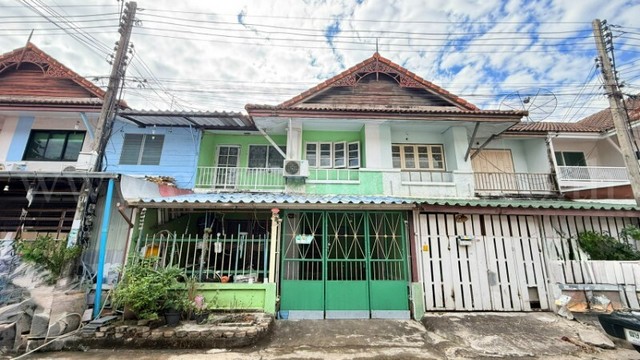 รหัสทรัพย์&nbsp; 6826ทาวน์เฮ้าส์ บ้านพฤกษา 2 รังสิต - นครนายก คลอง 8ที่ตั้ง :&nbsp;ถนนรังสิต - นครนายก ตำบลลำผักกูด อำเภอธัญบุรี จังหวัดปทุมธานี 12110รายละเอียดทรัพย์- ทาวน์เฮ้าส์ 2 ชั้น ขนาดพื้นที่ 18 ตารางวา พื้นที่ใช้สอย&nbsp;98 ตารางเมตร- 3 ห้องนอน, 2&nbsp;ห้องน้ำ, 1 ห้องนั่งเล่น, 1 ห้องครัว, 1 ห้องเก็บของ, 1 ที่จอดรถ- หน้าบ้านต่อเติมหลังคา และ หลังบ้านต่อเติมครัว พร้อมเคาน์เตอร์- พื้นบนปูปา