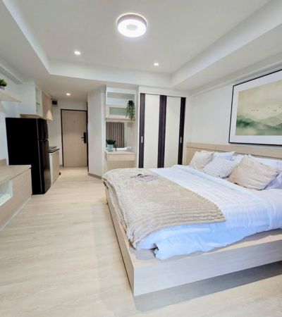 ให้เช่า 10,500 บาท/เดือนSeven Star Condo เซเว่น สตาร์ คอนโดโซนเจ็ดยอดห้องใหม่มาแรง เห็นวิวดอยนิดๆ ใครจะได้เป็นผู้โชคดีเข้าอยู่เป็นคนแรก #พร้อมเข้าอยู่26พฤษภาคมนี้ .รายละเอียดห้อง• ห้องสตูดิโอ• ขนาด 30 ตร.ม.• มีระเบียงมีที่จอดรถยนต์และมอเตอร์ไซค์.อาคาร B ชั้น 5เห็นวิวดอยนิดๆ บรรยากาศดี.ค่าเช่าเพียง 10,500 บาท / เดือนสัญญา 1 ปีประกัน 2 เดือนล่วงหน้า 1 เดือน.ไม่อนุญาตสัตว์เลี้ยงห้าม�